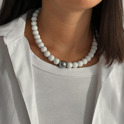 Oversize white necklace