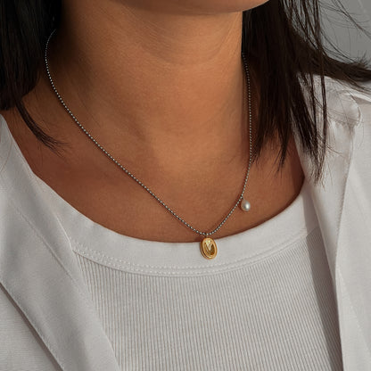 Minimalistic chain necklace with gold pendant and pearl