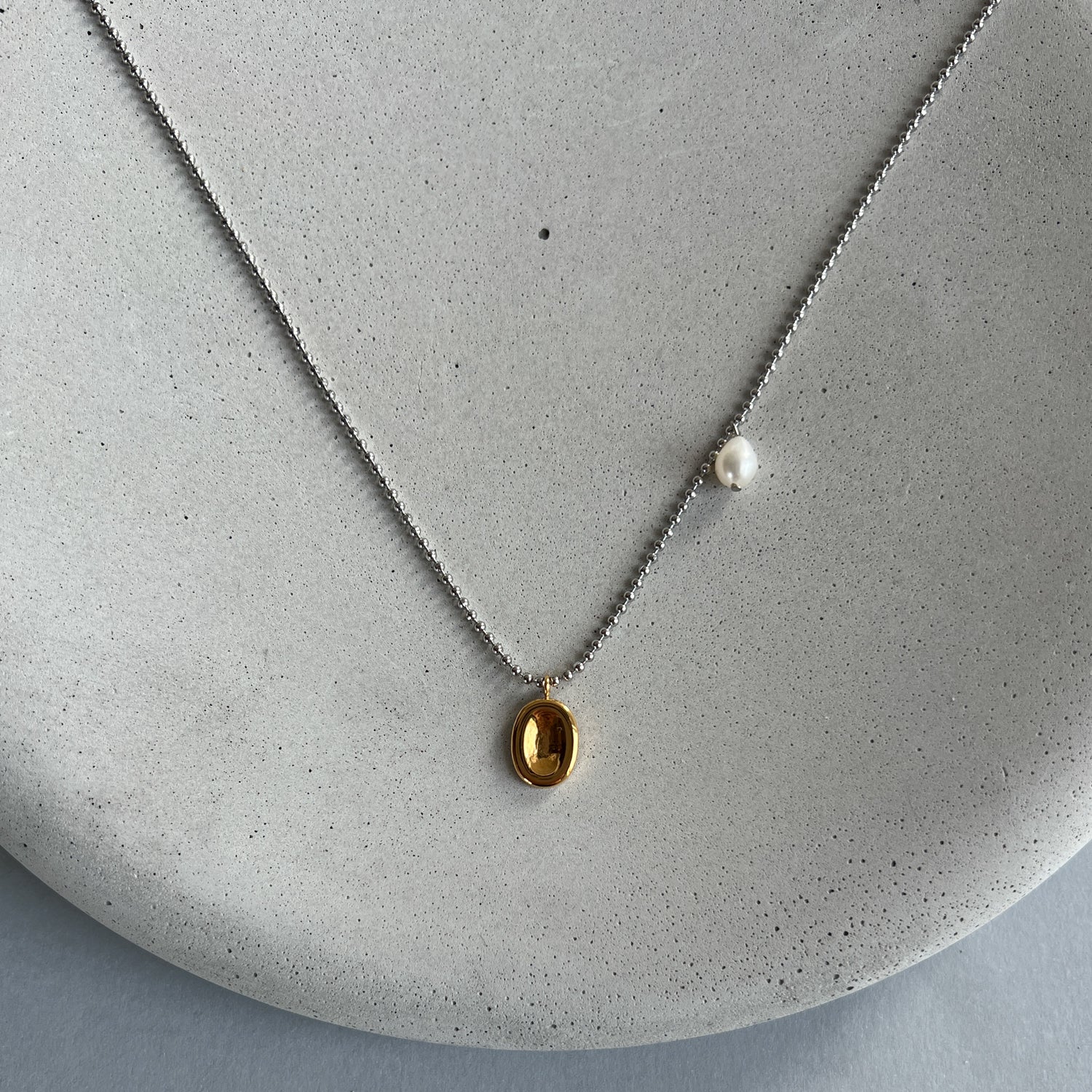 Minimalistic chain necklace with gold pendant and pearl