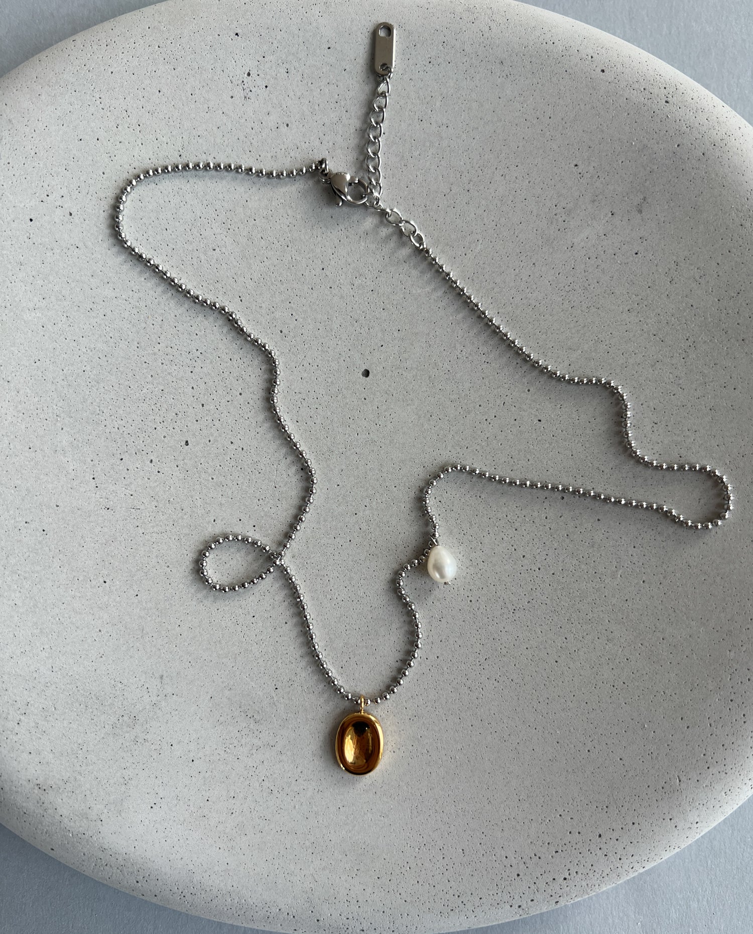 Minimalistic chain necklace with gold pendant and pearl