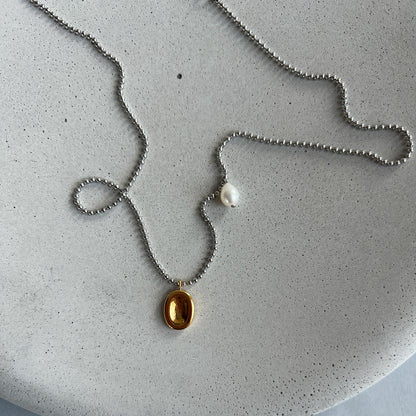 Minimalistic chain necklace with gold pendant and pearl