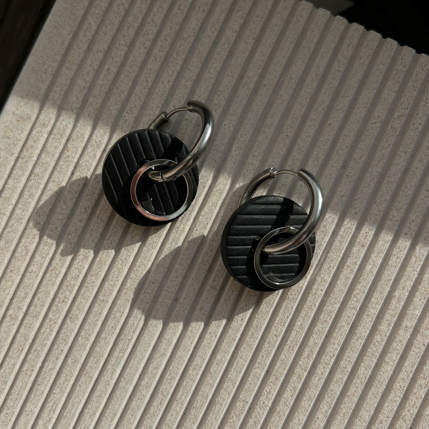 Hoop earrings_Black