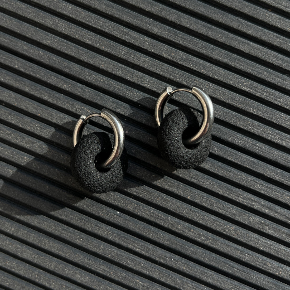 Stainless steel hoop earrings_Black