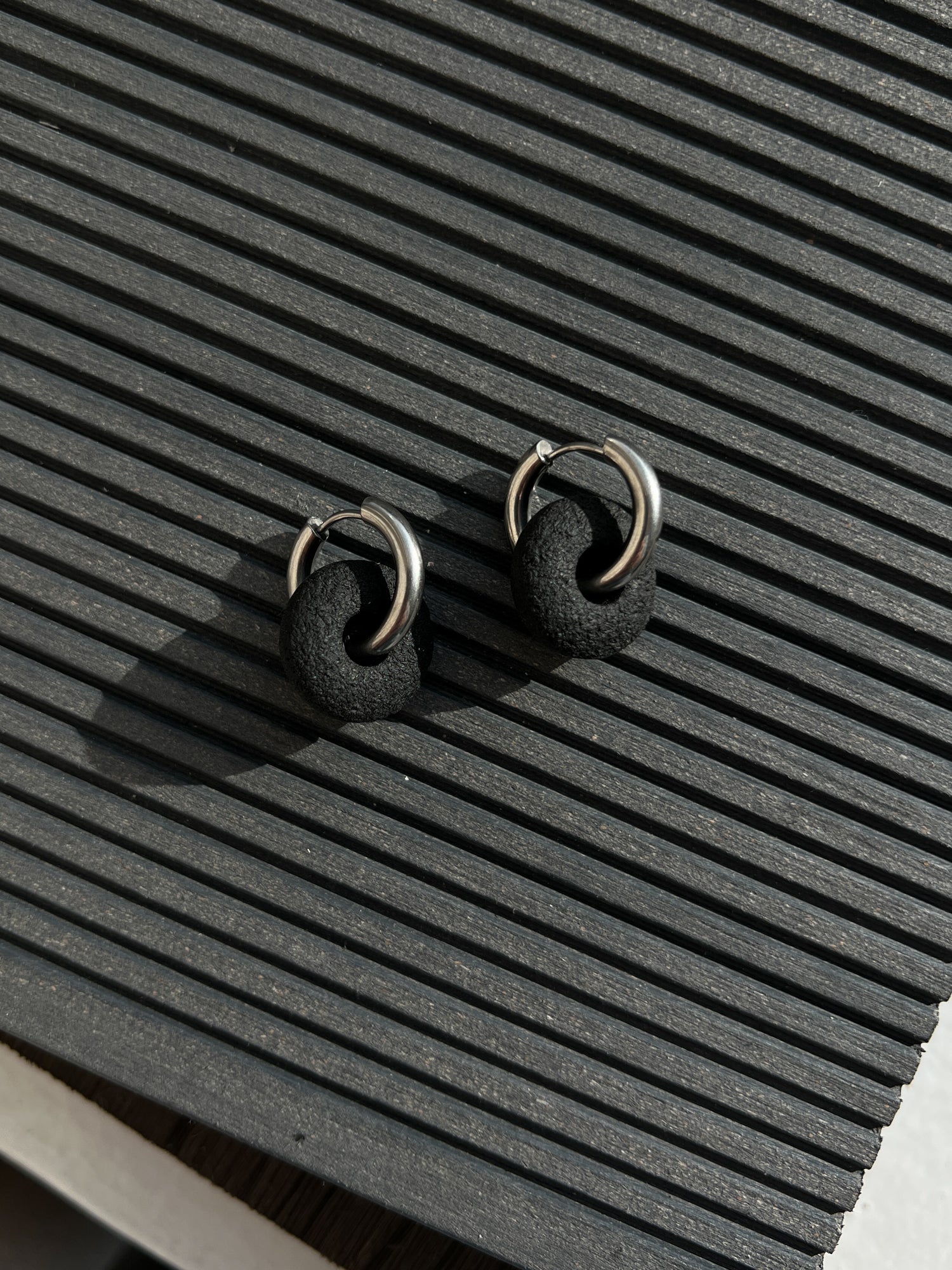 Stainless steel hoop earrings_Black