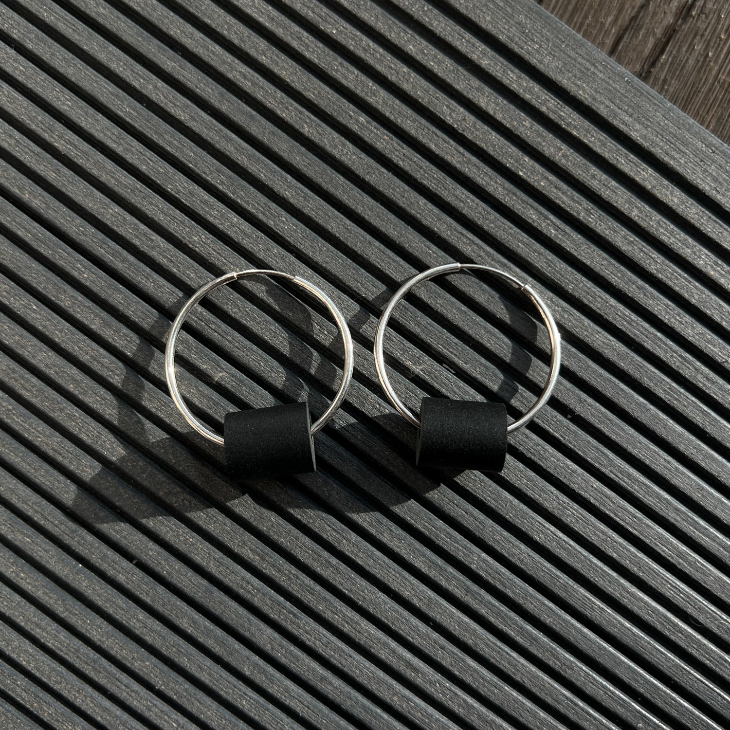 Silver hoop earrings_Black