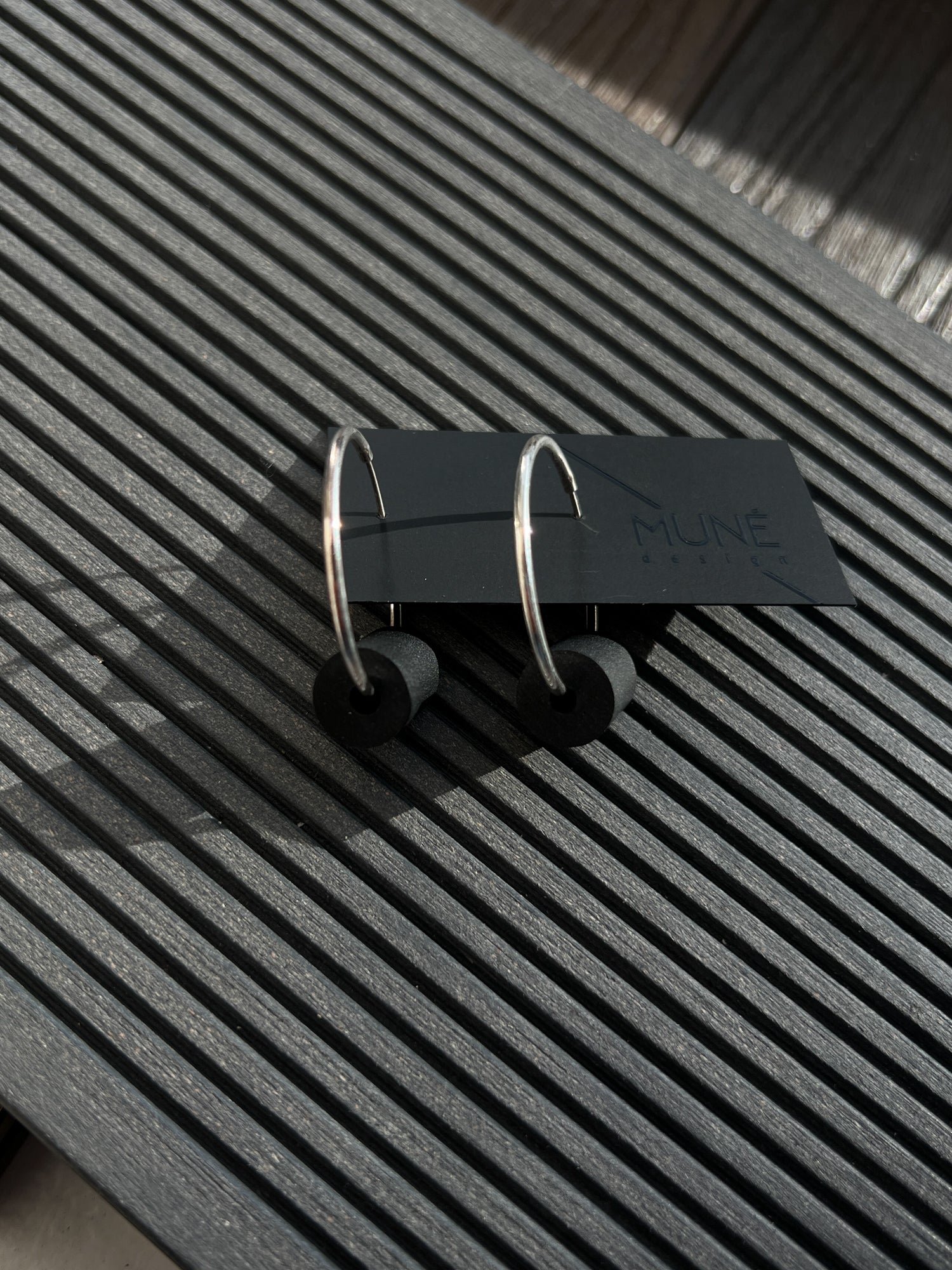 Silver hoop earrings_Black