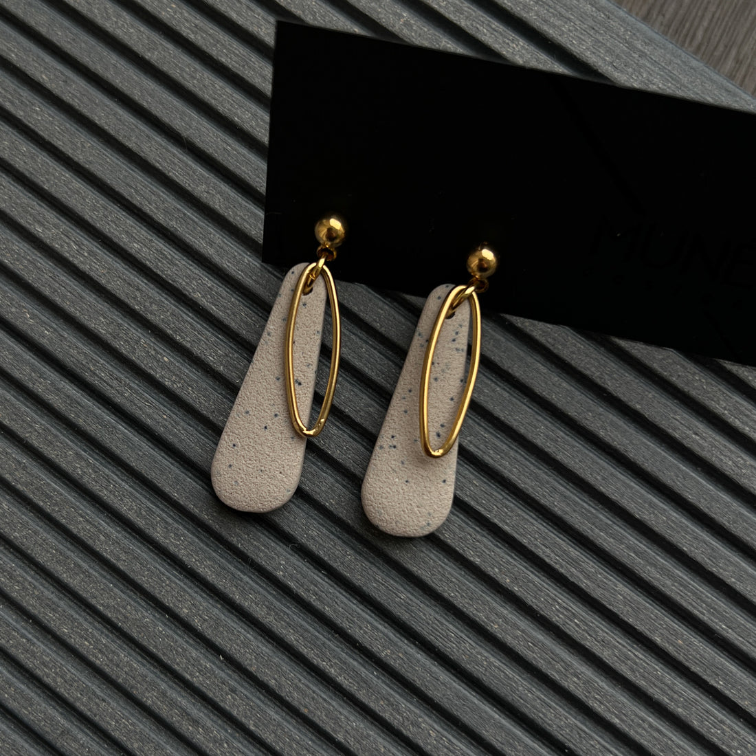 Auskarai | Kabantys lašai_smėliniai