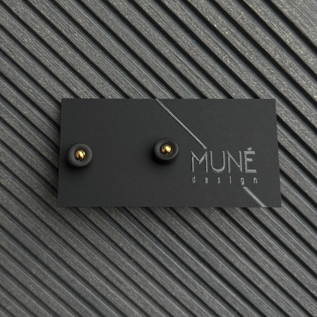 Hand shaped stud earrings | Unita_matte