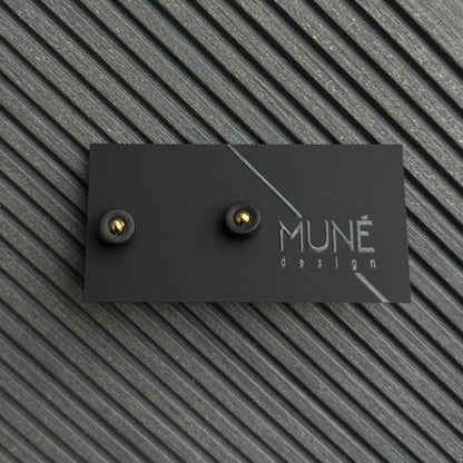 Hand shaped stud earrings | Unita_matte