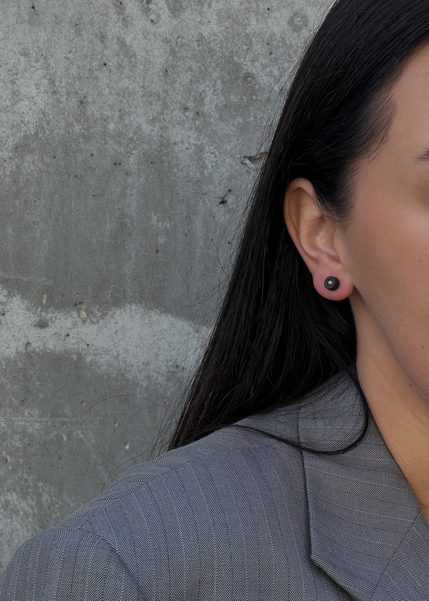 Hand shaped stud earrings | Unita_matte