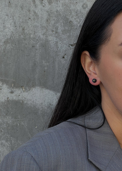 Hand shaped stud earrings | Unita_matte
