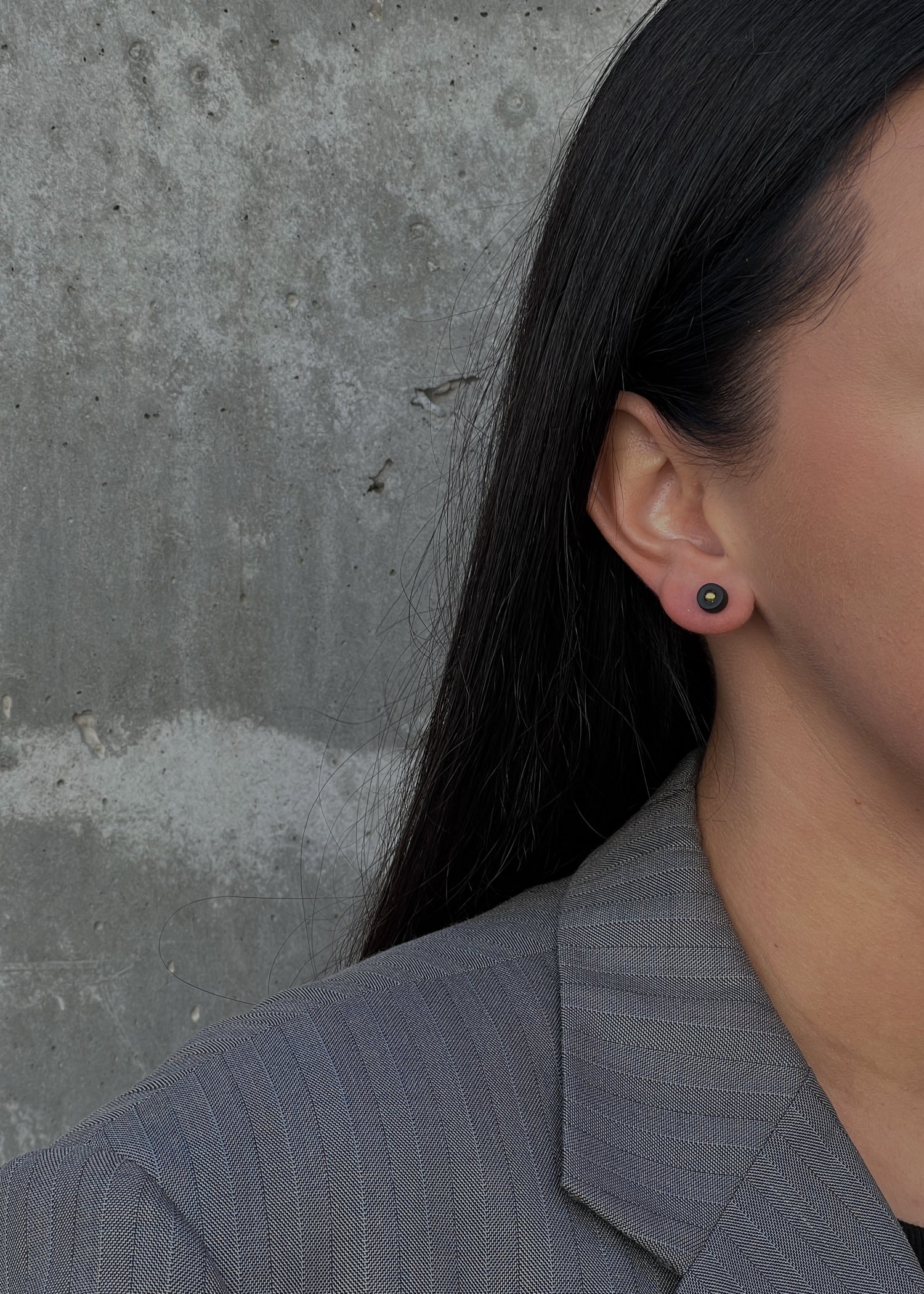 Hand shaped stud earrings | Unita_matte