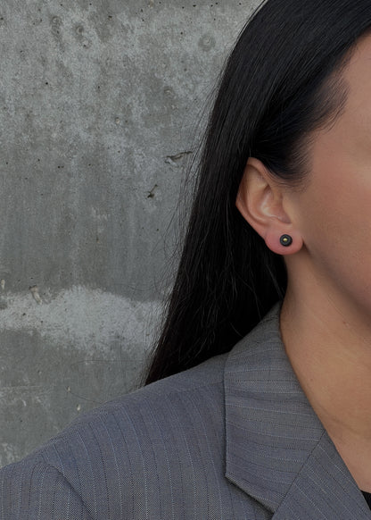 Hand shaped stud earrings | Unita_matte