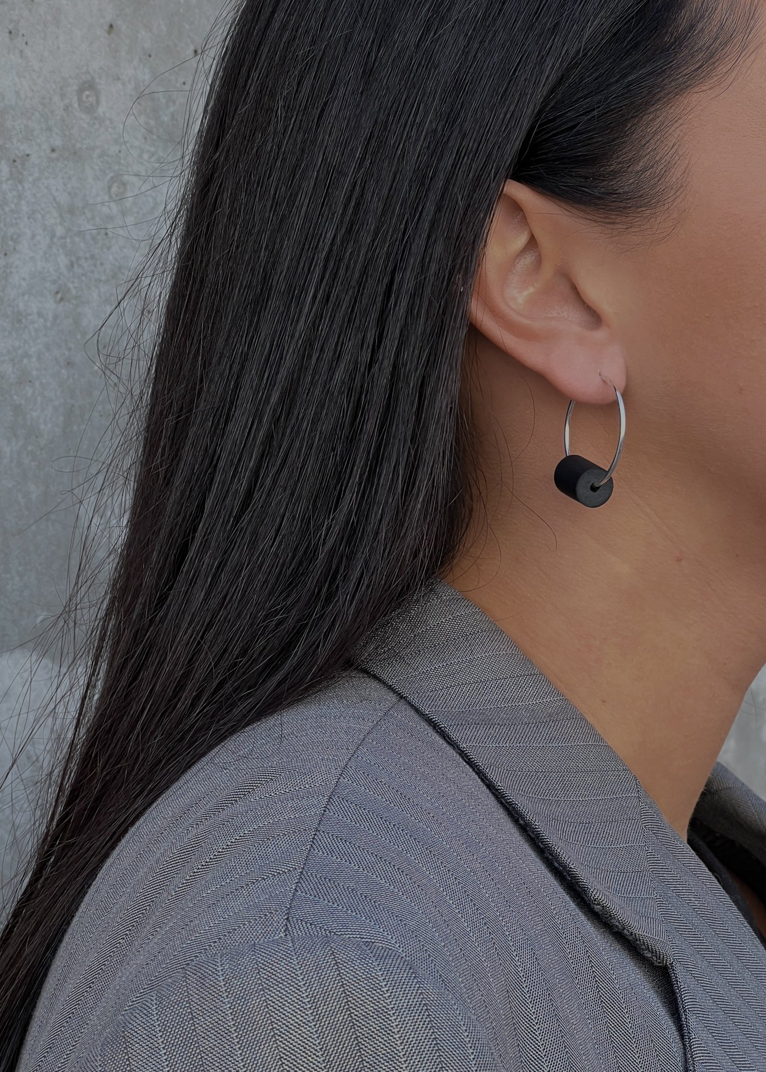 Silver hoop earrings_Black