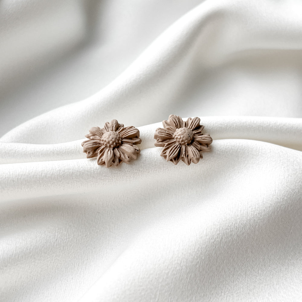 Stud earrings | Flowers_sand