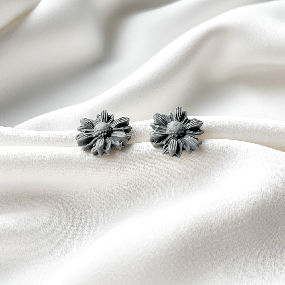 Stud earrings | Flowers_grey