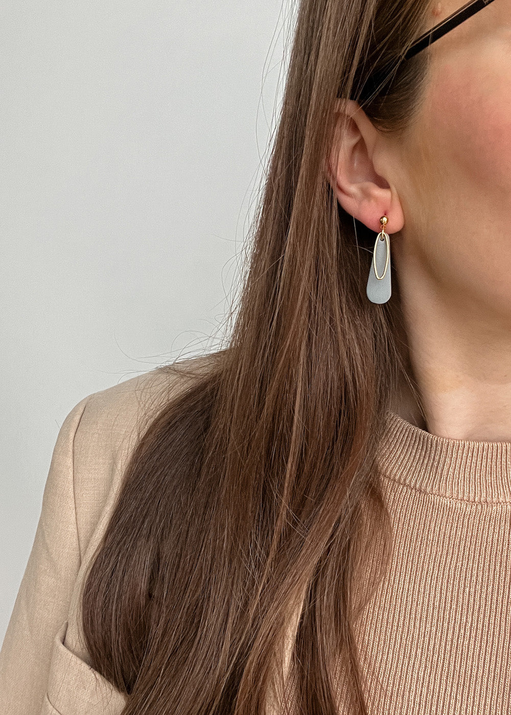 Earrings | Dangle drops_grey