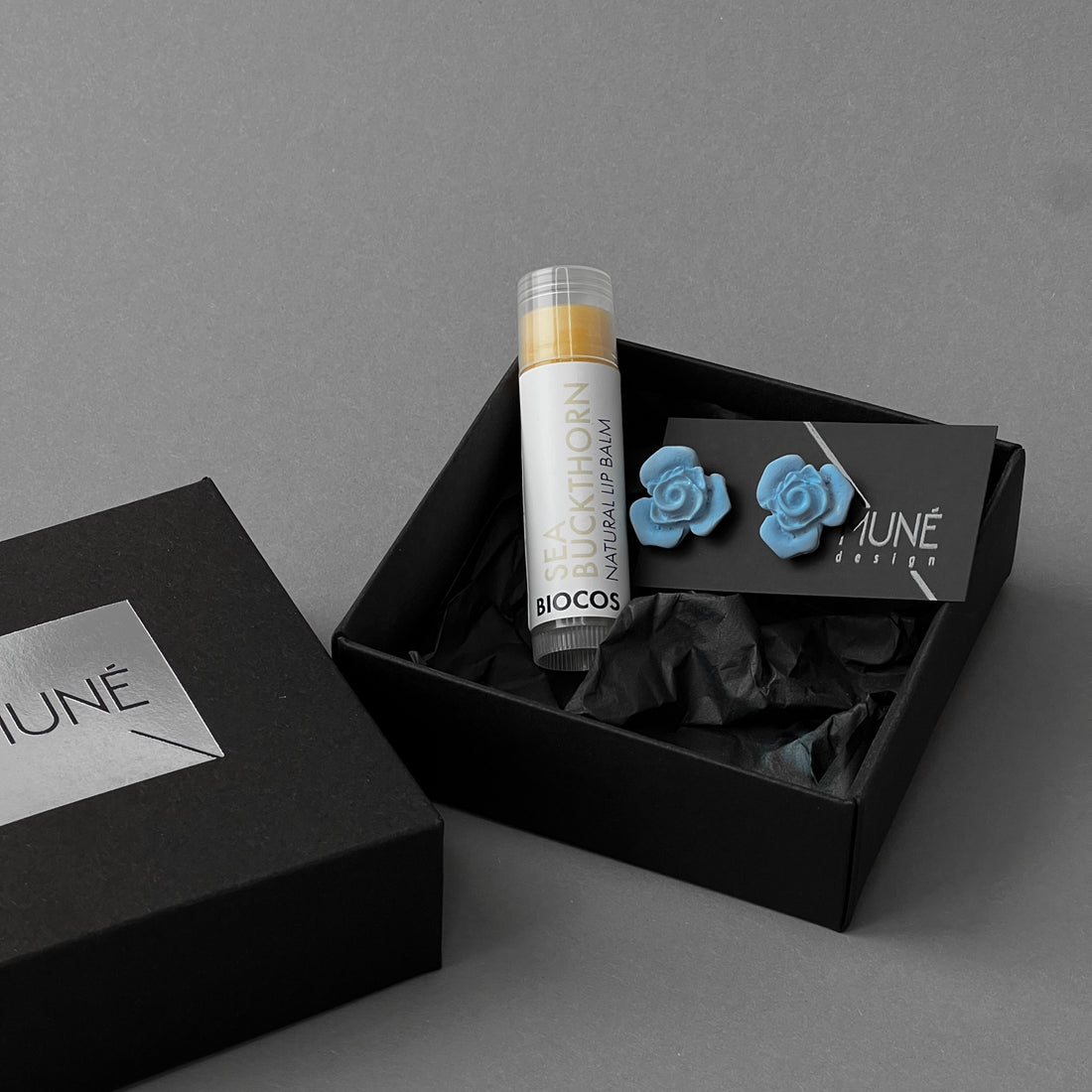 Rinkinys: Natūralus lūpų balzamas ir auskarai Roses