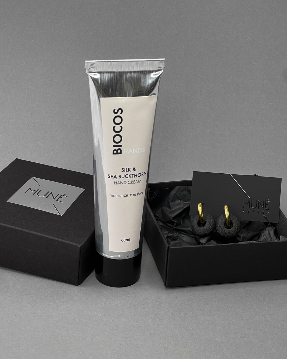 Rinkinys: Natūralus rankų kremas ir paauksuoti hoopsai