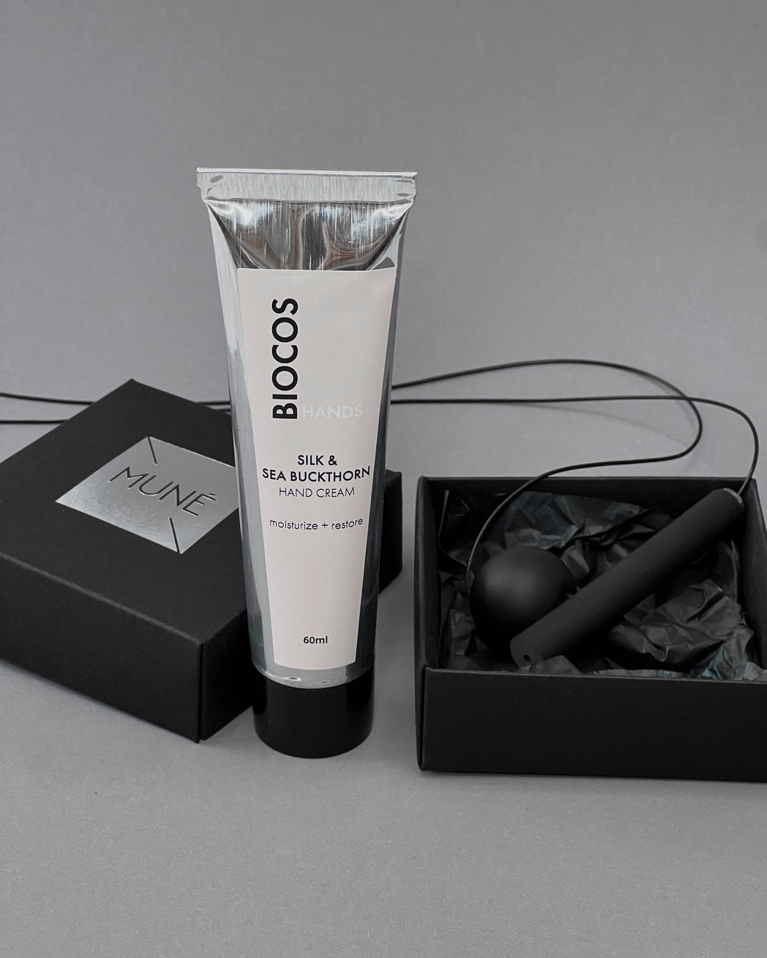 Rinkinys: natūrakus rankų kremas ir kaklo papuošalas Io_black