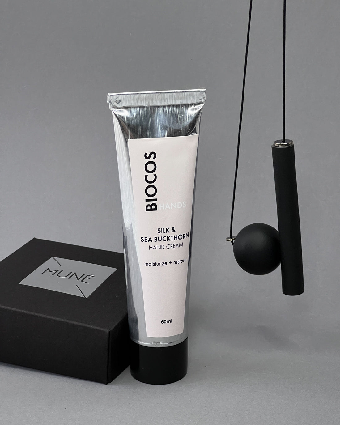 Rinkinys: natūrakus rankų kremas ir kaklo papuošalas Io_black