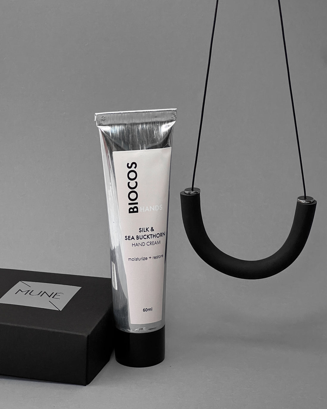 Rinkinys: natūralus rankų kremas ir kaklo papuošalą -U_black