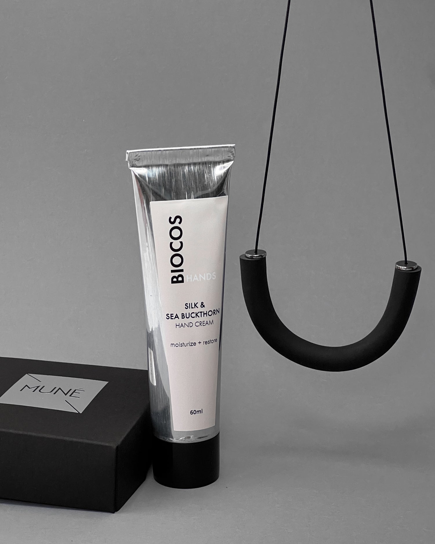 Rinkinys: natūralus rankų kremas ir kaklo papuošalą -U_black