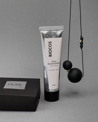 Rinkinys: natūralus rankų kremas ir kaklo Papuošalas Oo_black