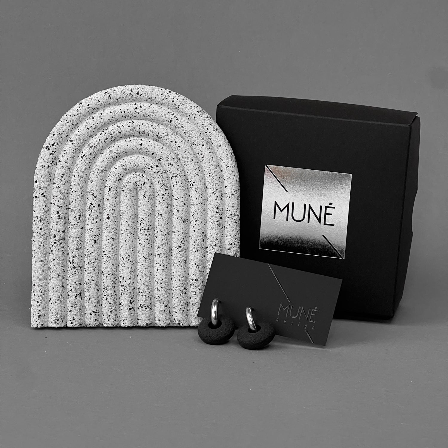 Rinkinys: auskarai hoops_black ir padėkliukas_white