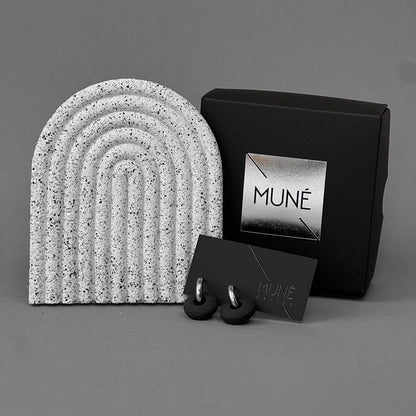 Rinkinys: auskarai hoops_black ir padėkliukas_white