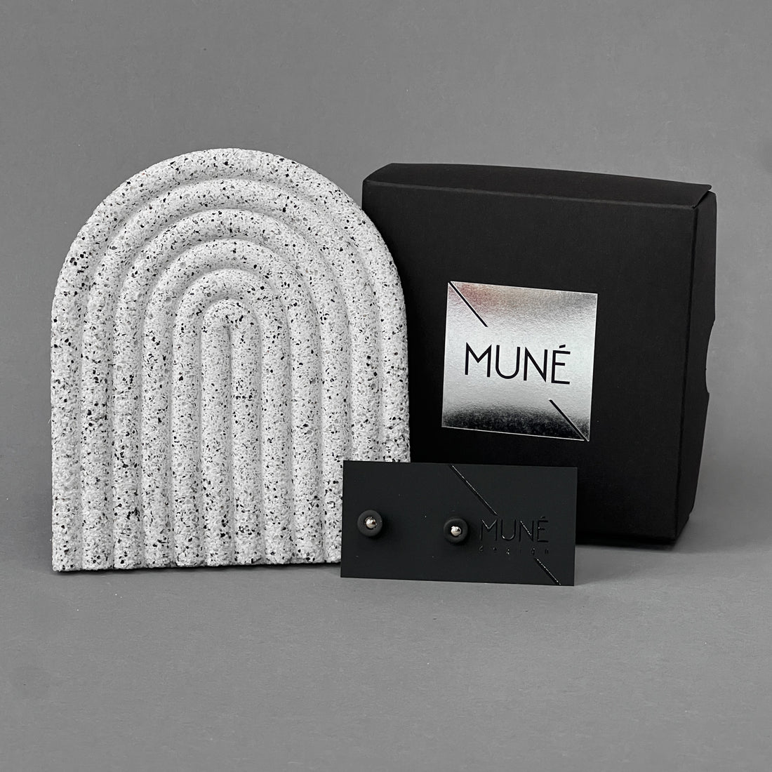 Rinkinys: auskarai Unitta ir padėkliukas