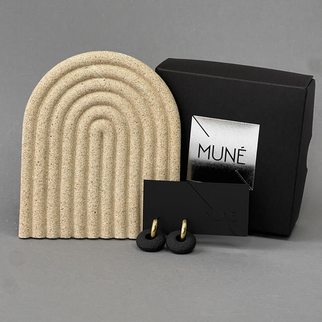 Rinkinys: auskarai hoops_black ir padėkliukas_sand