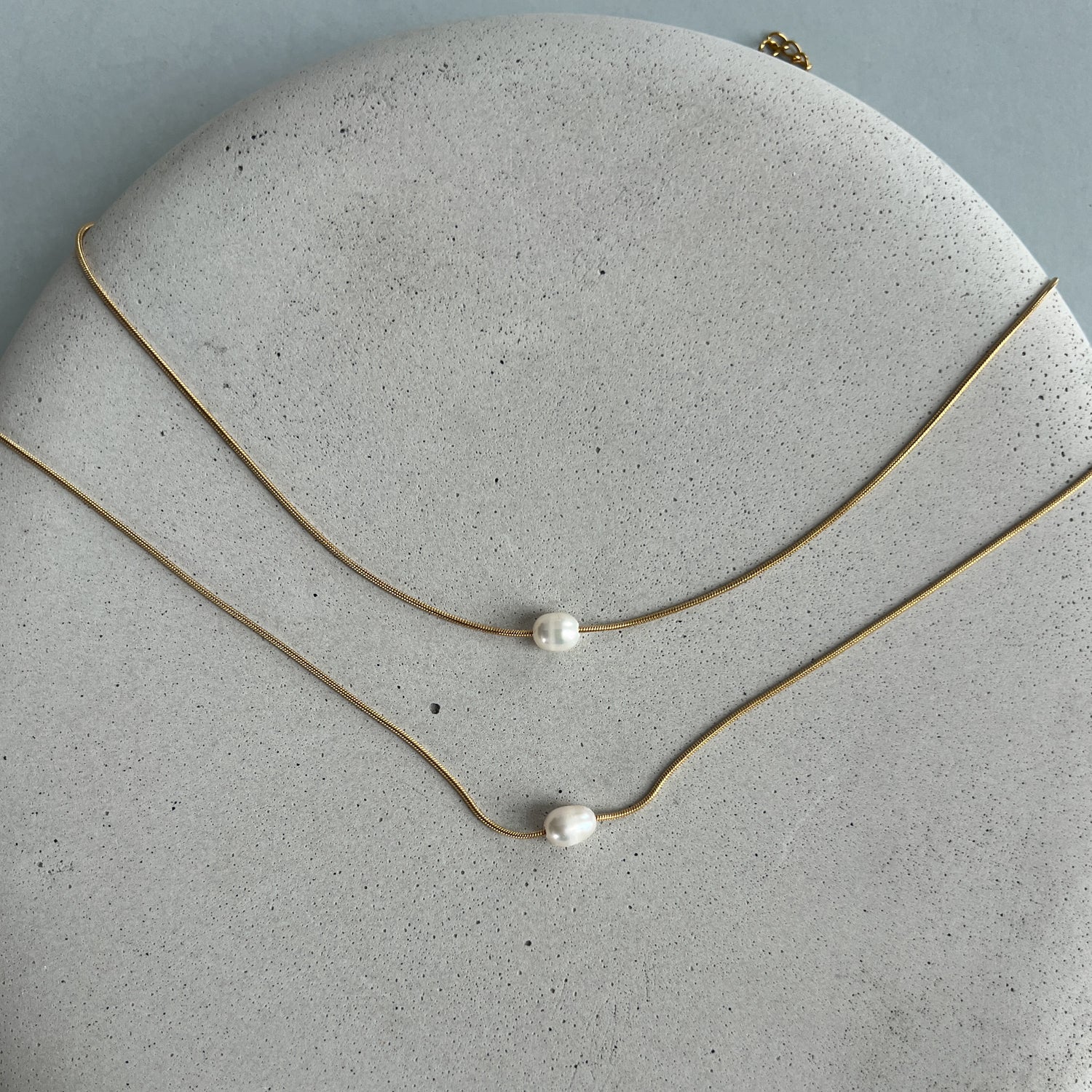 Minimalistic double chain necklace with pearls