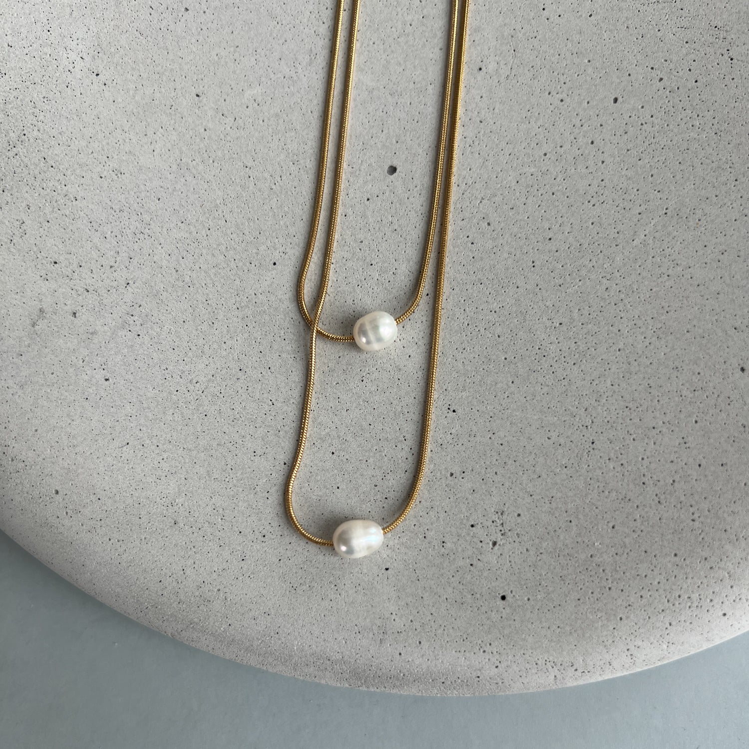 Minimalistic double chain necklace with pearls