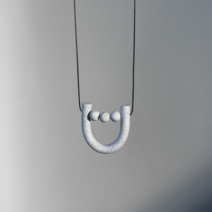 Modernus kaklo papuošalas - U_white -