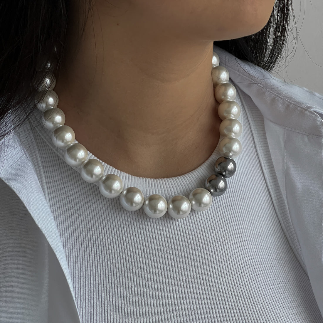 Oversize Pearl necklace