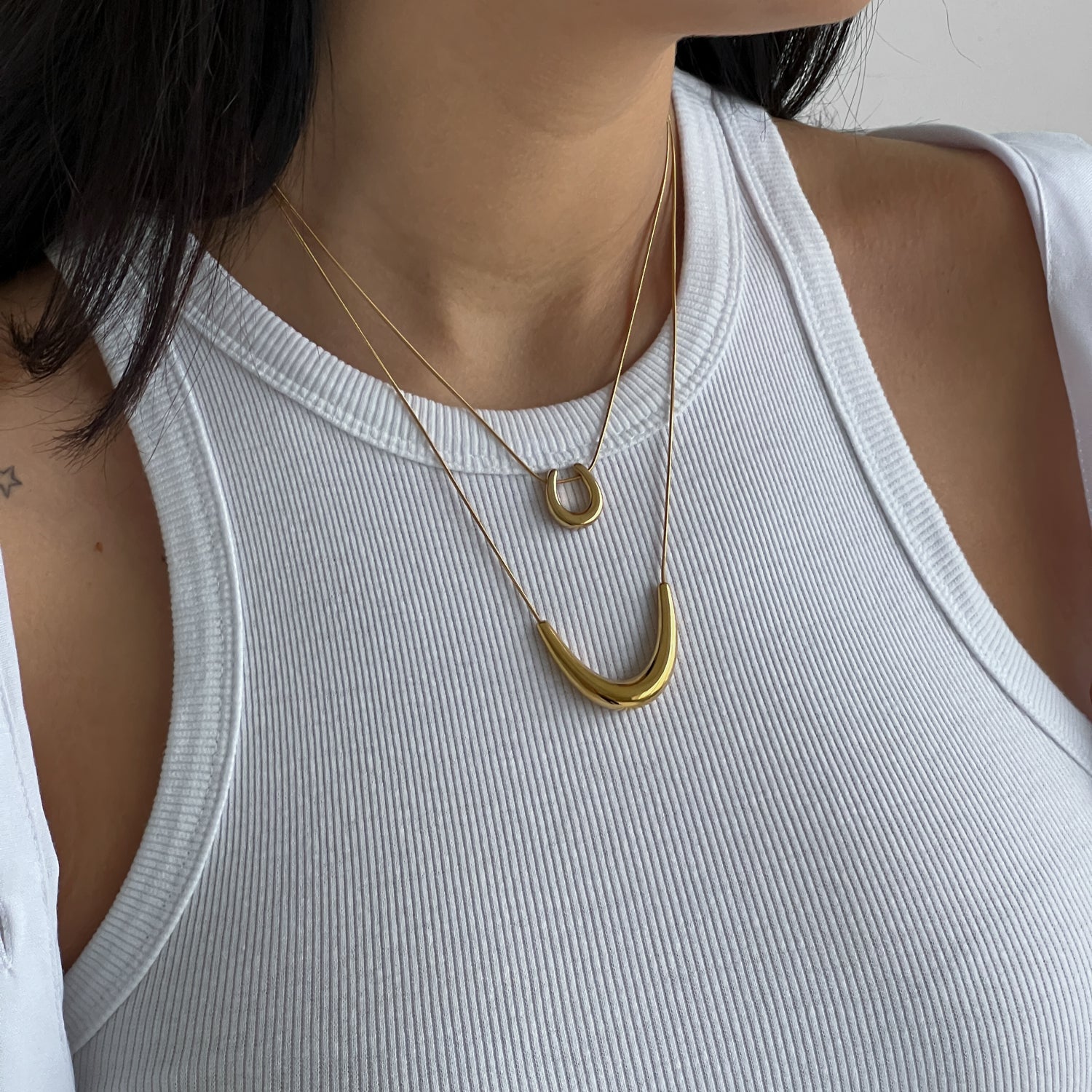 Chain necklace with U shape pendant