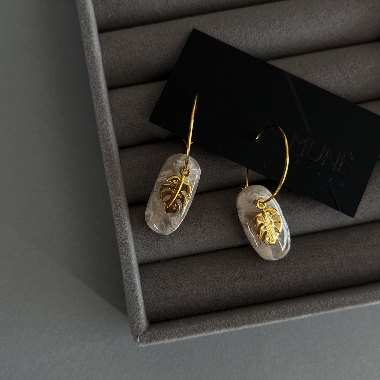 Dangle earrings |
