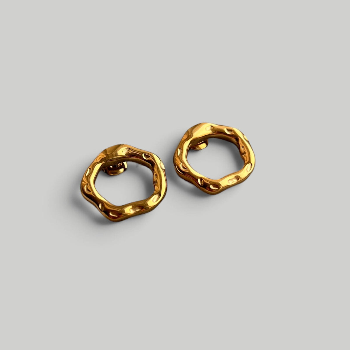 Auskarai „Golden Wavy Circles“ - MUNÉ