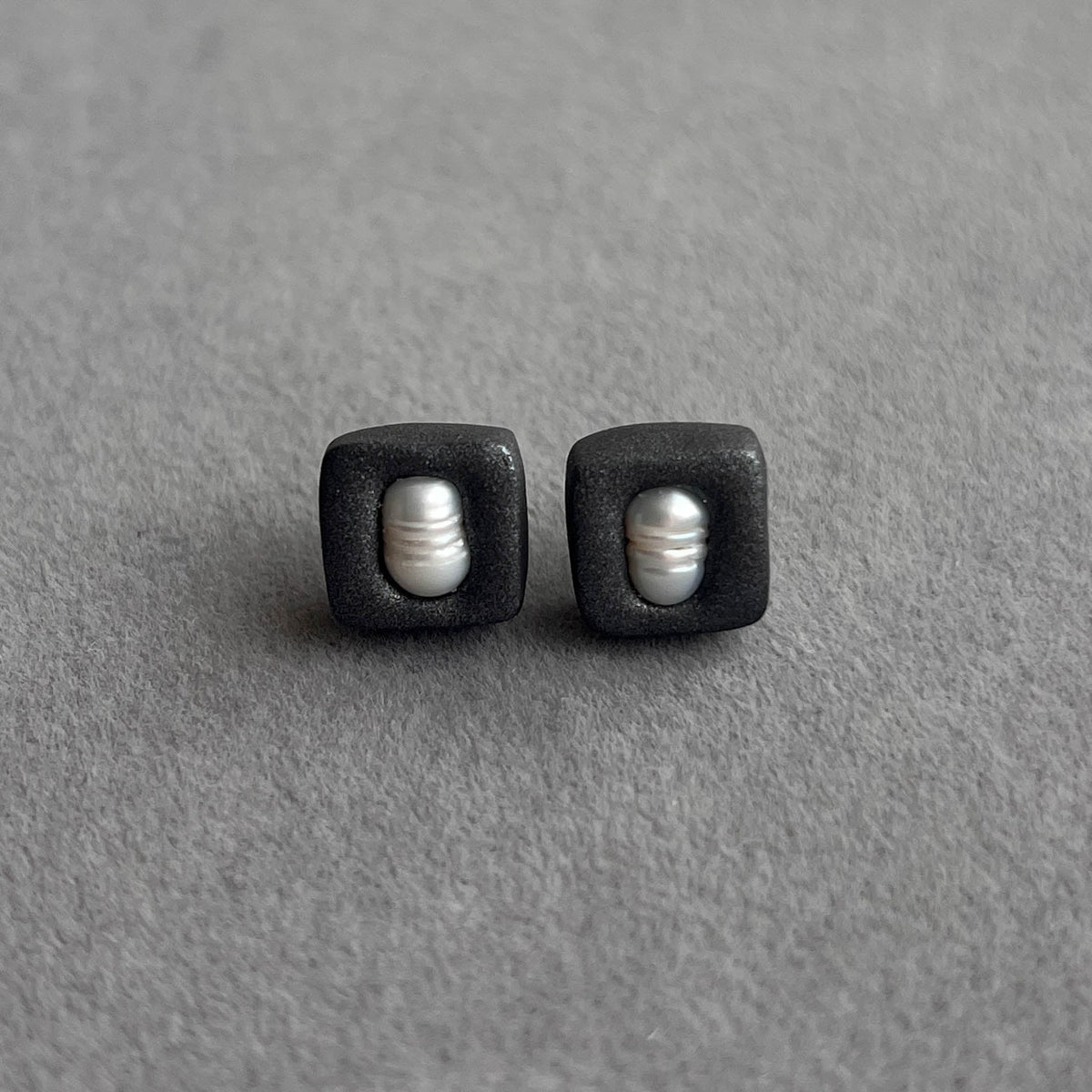 Auskarai "Noir Pearl Squares" - MUNÉ