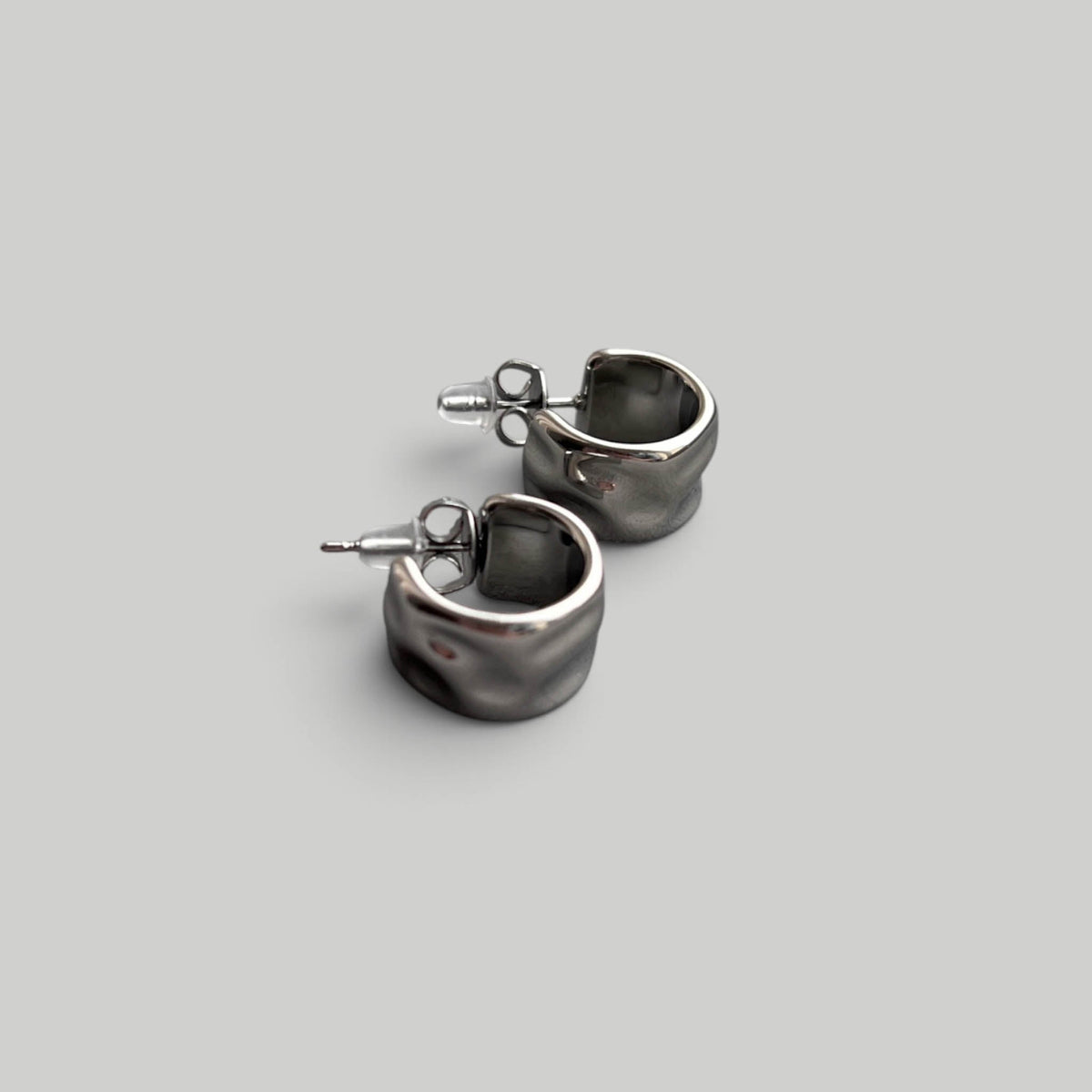 Auskarai „Silver Ripple Huggies“ - MUNÉ