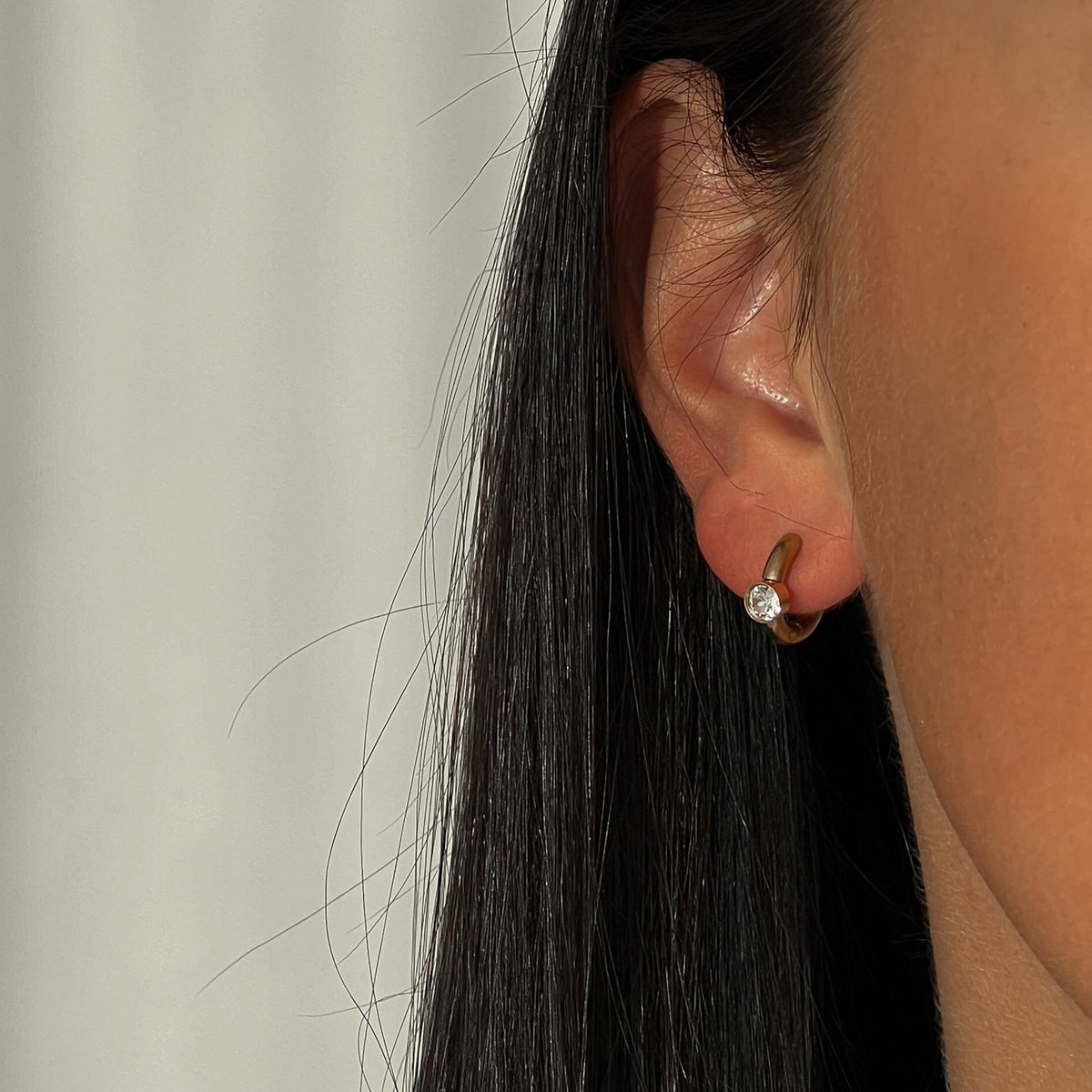 Gold colour mini hoop earrings with zircons (12 mm) - MUNÉ