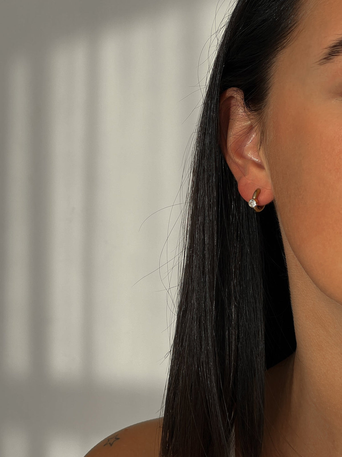 Gold colour mini hoop earrings with zircons (12 mm) - MUNÉ