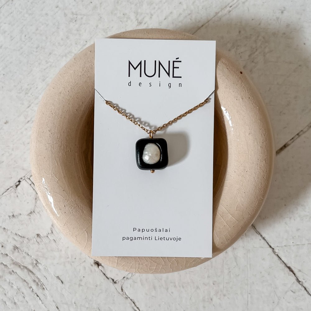 Grandinėlė su upiniu perlu | Black - MUNÉ