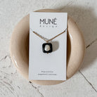Grandinėlė su upiniu perlu | Black - MUNÉ
