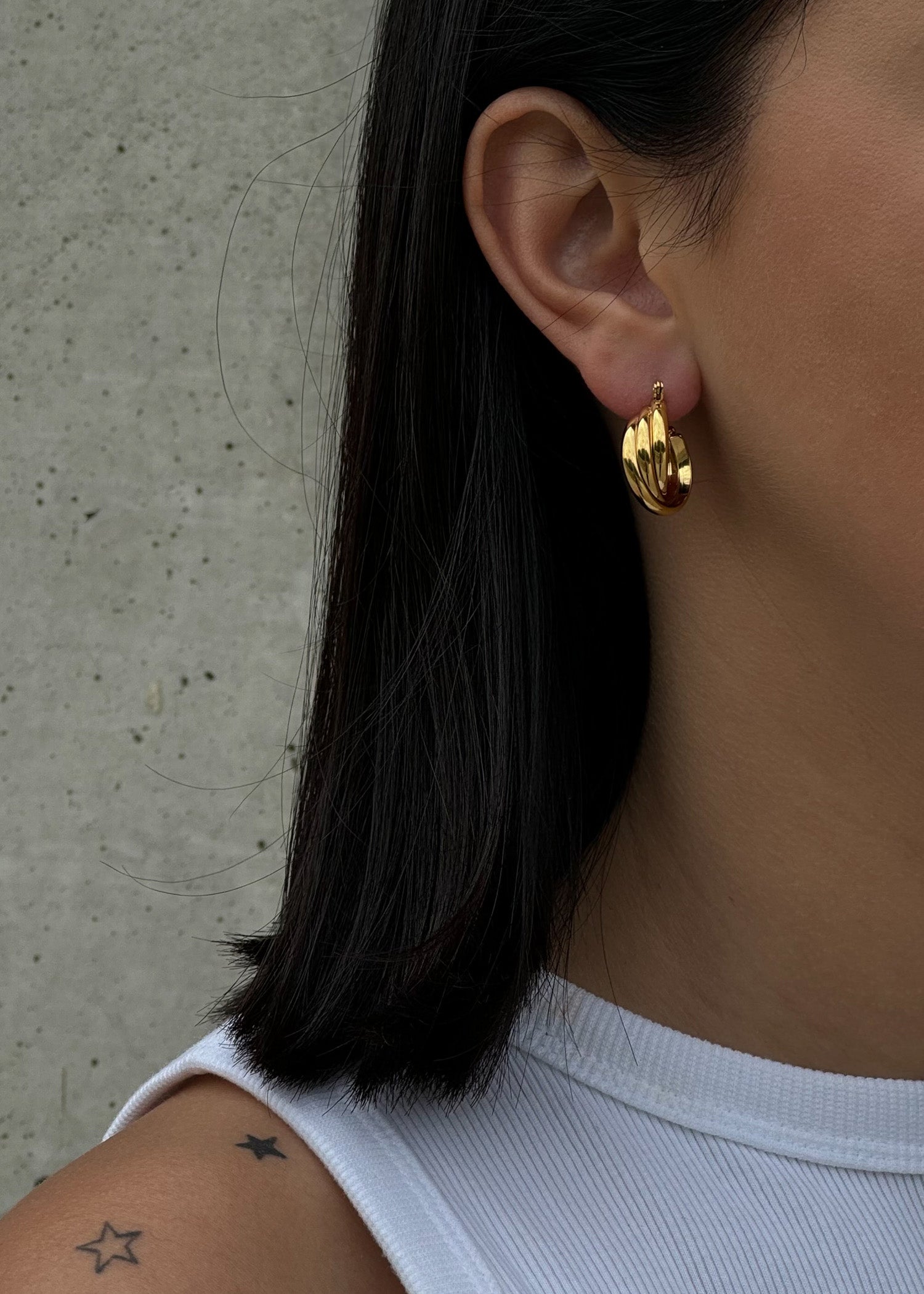 Gold colour twisted hoop earrings (22 mm)