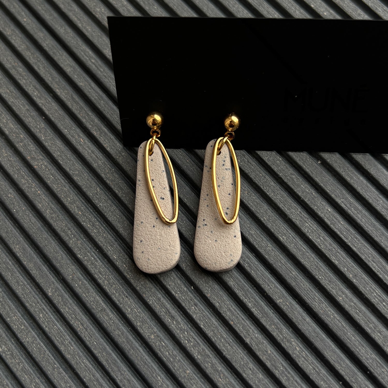 Kabantys auskarai | Dangle drops_sand - MUNÉ