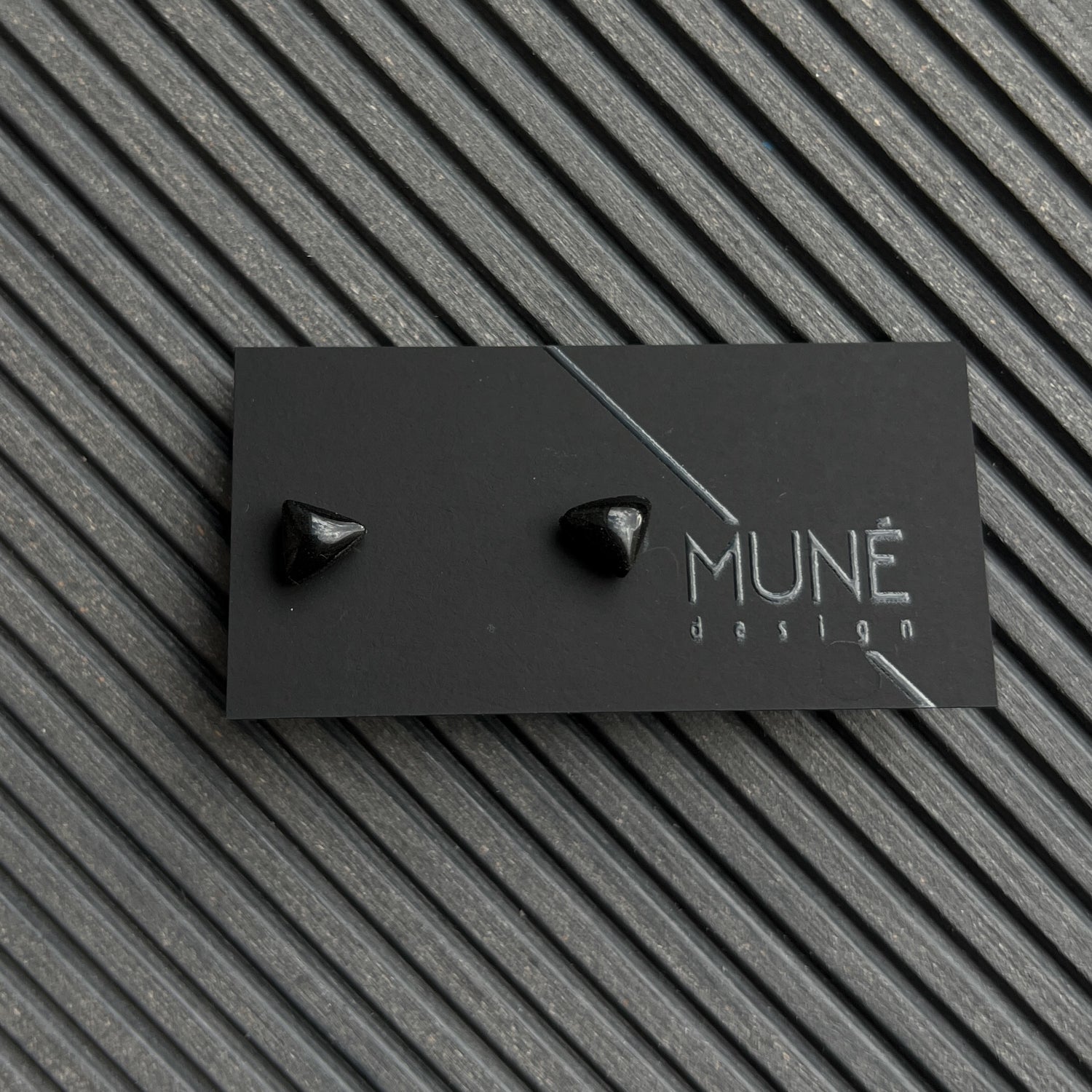 Maži veriamieji auskarai Triangles_Black - MUNÉ