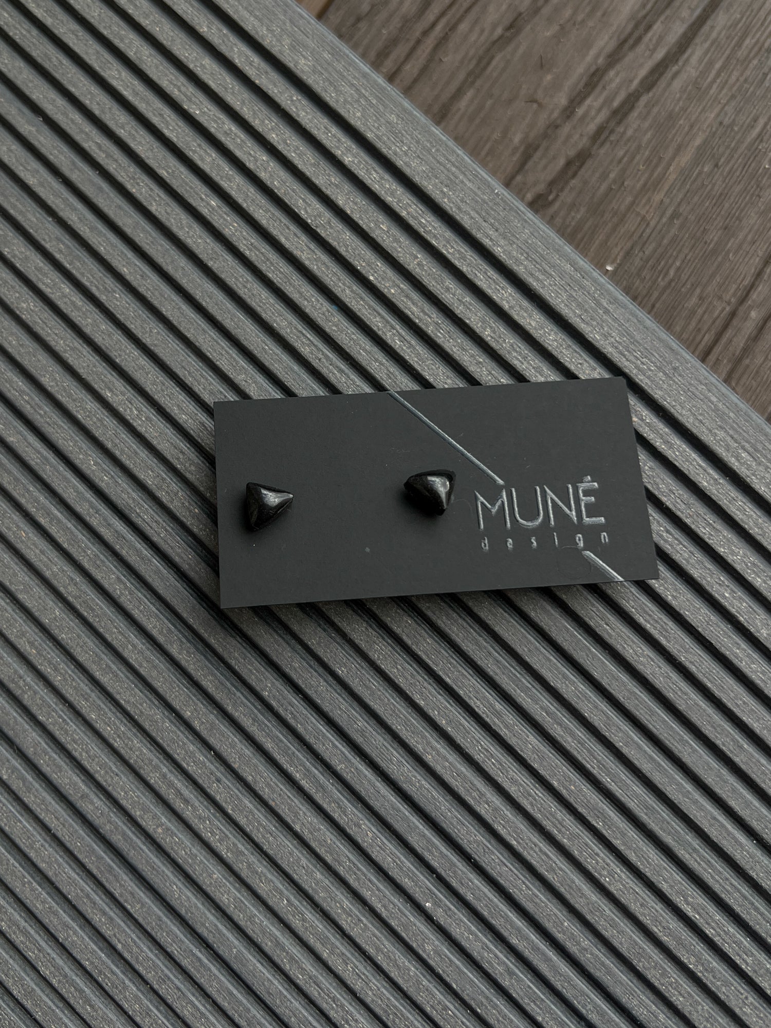 Maži veriamieji auskarai Triangles_Black - MUNÉ