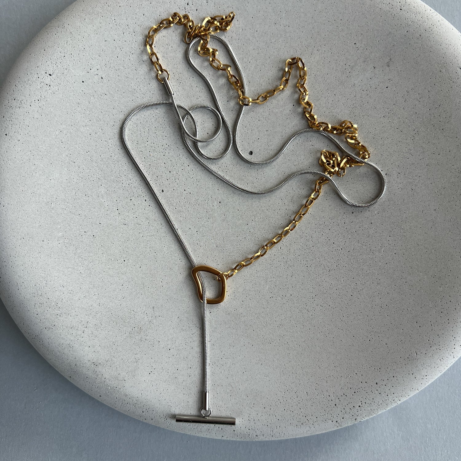 Minimalistinis dviejų spalvų ilgas kaklo papuošalas - MUNÉ